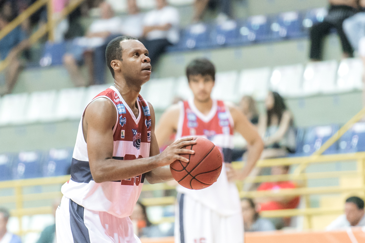 Nezinho não estará em quadra (Foto: Newton Nogueira/Franca Basquete)